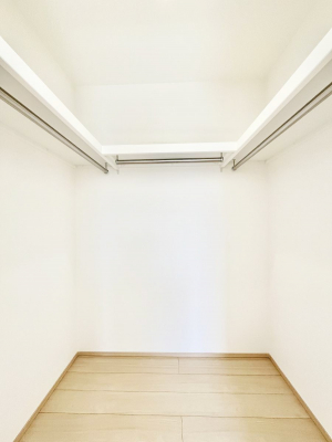 ���̑��@������No.4���`Walk-in Closet�`�@��������̗m���������Ă��V���ɂȂ�ɂ����E�H�[�N�C���N���[�[�b�g�B�m���ȊO�ɂ��A���i�g��Ȃ��Ɠd��X�[�c�P�[�X�A�X�g�b�N�i�Ȃǉ��ł��Еt����������Ԃł��B