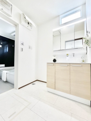 ���̑��@������No.3���`Dressing Room�`  ����������F�����œ��ꂳ��Ă���ƁA�X�b�L���Ɛ�������ۂ������܂��B���̗��ɂ͂����Ղ�Ǝ��[�X�y�[�X��W�������I�����́A�V���v�����@�\�����d������