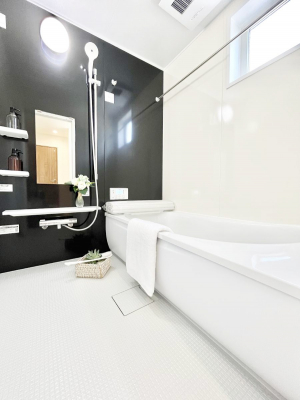 �����@������No.3���`Bath Room�`�@���t���̃o�X���[���́A�̌������薾�邭�C�����̗ǂ���Ԃł��B�������邱�ƂŁA���C�����ǍD�B������芰����o�X���[���ŁA�����̃o�X�^�C�����y���݂ɂȂ肻���ł��B