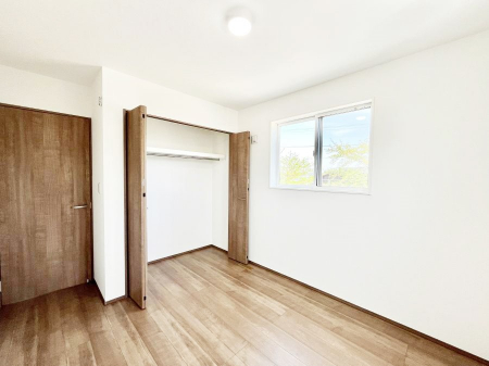 �Q���@������No.3���`Bed Room�`  �S�����ɂ͎��[�N���[�[�b�g�������I���i�g���̂��m���⏬���͂������A�G�ߕ��̂��m���Ȃǂ���������Ɛ������ڂ����܂������܂��B  ������Ԃ��L���g�p�ł��܂��ˁB