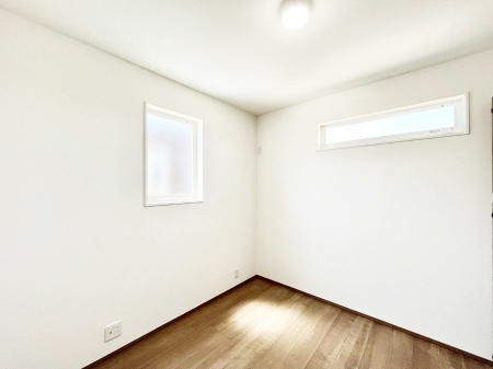 �q�������@������No.3���`Bed Room�`�@�q�������͂��q�l�ɂƂ��đ�Ϗd�Ȗ���������܂��B�q����l�ŉ߂�����Ԃ�^���邱�ƂŁA�h���׋����Ԃ����R�Ƒ����܂����畔���̕Еt����|���Ȃǂ��������ƂɌq����܂��B