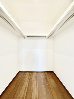 ���̑��@������No.3���`Walk-in Closet�`�@��������̗m���������Ă��V���ɂȂ�ɂ����E�H�[�N�C���N���[�[�b�g�B�m���ȊO�ɂ��A���i�g��Ȃ��Ɠd��X�[�c�P�[�X�A�X�g�b�N�i�Ȃǉ��ł��Еt����������Ԃł��B