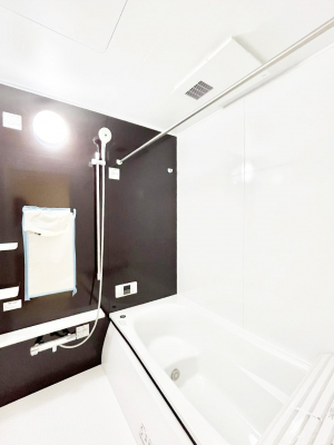 �����@�����`Bath Room�`�@�������������͋C�̗����Ŗ����Ɍ����ă��t���b�V���B���������@�\���t���Ă���̂ŗׂ̐���@�u����Ő􂢏オ�������󕨂��A�J�̓����V�C���C�ɂ������������邱�Ƃ��\�ł��B