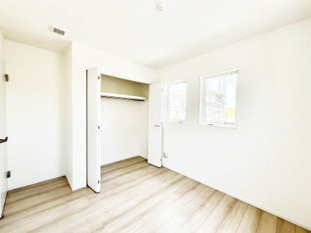 �Q���@�����`Bed Room�`  �S�����ɂ͎��[�N���[�[�b�g�������I���i�g���̂��m���⏬���͂������A�G�ߕ��̂��m���Ȃǂ���������Ɛ������ڂ����܂������܂��B  ������Ԃ��L���g�p�ł��܂��ˁB
