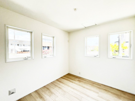 �q�������@�����`Bed Room�`�@�q�������͂��q�l�ɂƂ��đ�Ϗd�Ȗ���������܂��B�q����l�ŉ߂�����Ԃ�^���邱�ƂŁA�h���׋����Ԃ����R�Ƒ����܂����畔���̕Еt����|���Ȃǂ��������ƂɌq����܂��B