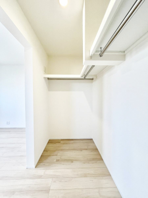 ���̑��@�����`Walk-in Closet�`�@�K�v�Ȃ��̂�R�[�f�B�l�[�g���ꗗ���Ċm�F�ł��A�g�x�x�⏀�����Z���ԂōςރE�H�[�N�C���N���[�[�b�g��ݒu���܂����B�Ƃ̒�����������Ƃ�����֗��Ȏ��[�X�y�[�X�ł��B