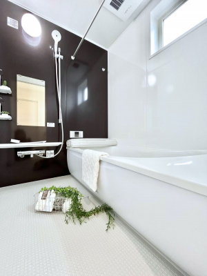 �����@�����`Bath Room�`�@�������������͋C�̗����Ŗ����Ɍ����ă��t���b�V���B���������@�\���t���Ă���̂ŗׂ̐���@�u����Ő􂢏オ�������󕨂��A�J�̓����V�C���C�ɂ������������邱�Ƃ��\�ł��B