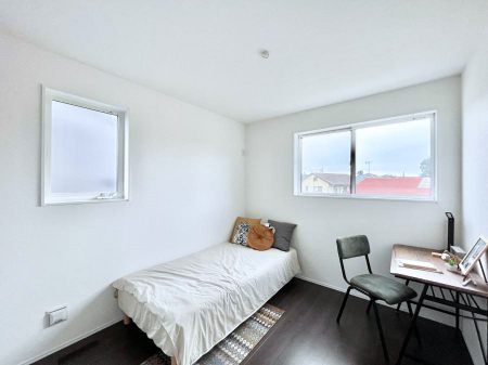 �q�������@�����`Bed Room�`�@�q�������͂��q�l�ɂƂ��đ�Ϗd�Ȗ���������܂��B�q����l�ŉ߂�����Ԃ�^���邱�ƂŁA�h���׋����Ԃ����R�Ƒ����܂����畔���̕Еt����|���Ȃǂ��������ƂɌq����܂��B