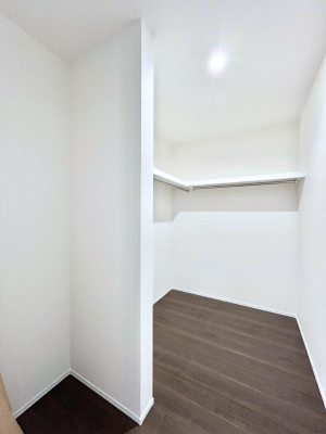 ���̑��@�����`Walk-in Closet�`�@�K�v�Ȃ��̂�R�[�f�B�l�[�g���ꗗ���Ċm�F�ł��A�g�x�x�⏀�����Z���ԂōςރE�H�[�N�C���N���[�[�b�g��ݒu���܂����B�Ƃ̒�����������Ƃ�����֗��Ȏ��[�X�y�[�X�ł��B