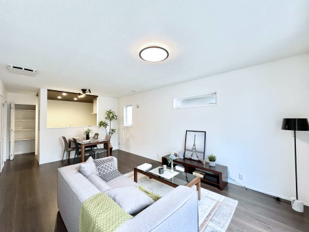 ���r���O�@�����`Living�`�@�Ƒ��̈�̊�����������L�X�Ƃ����X�y�[�X�B�Ƒ��Ɖ߂������Ԃ��؂ɂ�����Ƀs�b�^���̂�Ƃ�̏Z��Ԃł��B���q�l���������Ă����S���Č����܂��B�Ƒ��̏΂��������ɂ��ڂɕ����т܂��B