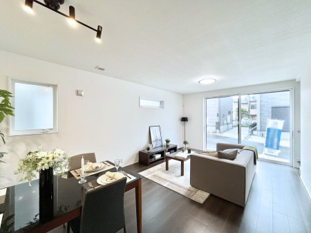 ���r���O�@�����`Living�`�@�O���̗��Ȃ��V���v���ł�������LDK�B�傫�ȑ�������������������ނ̂Ŏ��������邭�A�Ƒ��̌e���̏�Ƃ��ăs�b�^���ł��B�J�����Ɠ�������̗ǂ��𐥔񂲗����������I