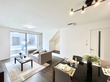 ���̑����ρ@�����`Living�`�@���r���O�ɊK�i�̂���Ԏ��ł���Ƒ��̃R�~���j�P�[�V�������X���[�Y�Ɏ��܂��ˁ��Ƃ肠���炵�ƐS�n�悢�Z�����a���ґ�Ȏ��Ԃ����Ƒ��݂�Ȃł��߂����������B