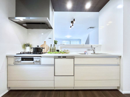 �L�b�`���@�����`Kitchen�`�@��b���e�ރ��r���O�A�������������Ȃ�L�b�`���B�Ƃ́A�������������ł͂Ȃ��A��炵��������A���K�ɂ���ꏊ�B�Ί�̖����A���炬�̓��X�̂��߂ɁA�ŐV�̐ݔ��E�d�l���̗p�B