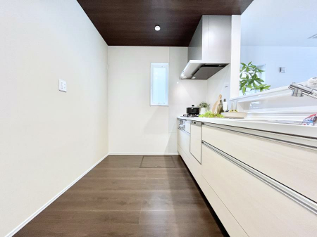 �L�b�`���@�����`Kitchen�`�@���R�������鑋�̂���L�b�`���������g���ꏊ�����炱���A�g��������l�����܂����B�������Ƃ����L�b�`���R�[�i�[�͎����L���Ȏd�オ��ƂȂ��Ă���܂��B