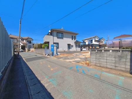 ���n�O�ώʐ^�@�`Exterior�`�@�O�ʓ��H�F �쐼 5.33m �����@�O�ʓ��H�͊ՐÂȏZ��n���͂���Ԓʂ�̏��Ȃ����H�B���Ԃ̏o��������炭�炭�ł��I���s���_�E���n���w�̂���]�́A���C�y�ɂ��₢���킹���������I