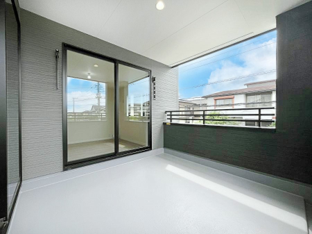 �o���R�j�[�@�����`Balcony�`�@�C���i�[�o���R�j�[�͐��󕨂������X�y�[�X�Ƃ��ċ}�ȉJ�Ő��󕨂��G��Ă��܂��̂�h���ł���܂����`�F�A�ł��낢����A�Ăɂ͎�����C�ɂ����r�j�[���v�[�����y���߂܂��ˁ�