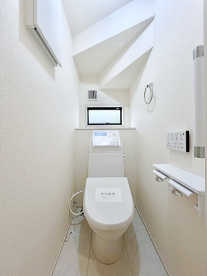 �g�C���@�����`Toilet�`�@�Y��E�X�b�L���E���K�ȃE�H�V�����b�g�t�g�C���ł��낰���Ԃł��B1�A2�K���Ƀg�C���X�y�[�X�I�̌������薾�邭�A���K��ԂƂȂ��Ă���܂��������g���ꏊ�����炱���̔z���ł��I