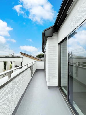 �o���R�j�[�@������A�������`Balcony�`  �傫�ȋ�Ɉ͂܂ꂽ�C�����̂����ƁB  �o���R�j�[��`�������ň��|�I�ȊJ�����ɕ�܂�܂��B  �o���R�j�[�͗z���������݂��z�c����󕨂��C�����悭�������Ƃ��ł��܂��B
