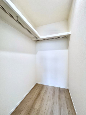 ���̑��@������A�������`Walk-in Closet�`�@��������̗m���������Ă��V���ɂȂ�ɂ����E�H�[�N�C���N���[�[�b�g�B�m���ȊO�ɂ��A���i�g��Ȃ��Ɠd��X�[�c�P�[�X�A�X�g�b�N�i�Ȃǉ��ł��Еt����������Ԃł��B