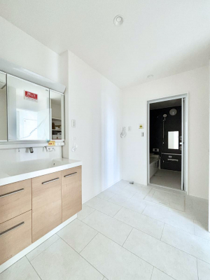 ���̑��@�����`Dressing Room�`  ����������F�����œ��ꂳ��Ă���ƁA�X�b�L���Ɛ�������ۂ������܂��B  ���̗��ɂ͂����Ղ�Ǝ��[�X�y�[�X��W�������I  �����́A�V���v�����@�\�����d�����āB