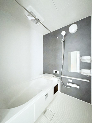 �����@�����`Bath Room�`�@�������Ƒ���L�΂��ē������邱�Ƃ��\�I����̔�������M�d�ȃo�X�^�C���ł��B���q�l�Ƃ��ꏏ�ł��\���ȍL���Ȃ̂ŁA���r���O�Ƃ͈�����Ƒ��c�R�̂ЂƎ������y���݂��������܂��B