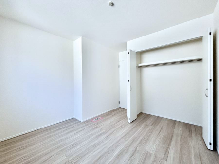 �q�������@�����`Bed Room�`�@�q�������͂��q�l�ɂƂ��đ�Ϗd�Ȗ���������܂��B�q����l�ŉ߂�����Ԃ�^���邱�ƂŁA�h���׋����Ԃ����R�Ƒ����܂����畔���̕Еt����|���Ȃǂ��������ƂɌq����܂��B