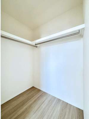 ���̑��@�����`Walk-in Closet�`�@�K�v�Ȃ��̂�R�[�f�B�l�[�g���ꗗ���Ċm�F�ł��A�g�x�x�⏀�����Z���ԂōςރE�H�[�N�C���N���[�[�b�g��ݒu���܂����B�Ƃ̒�����������Ƃ�����֗��Ȏ��[�X�y�[�X�ł��B