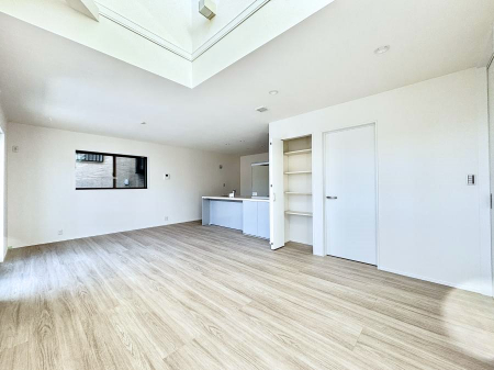 ���r���O�@�����`Living�`�@�Ƒ��̈�̊�����������L�X�Ƃ����X�y�[�X�B�Ƒ��Ɖ߂������Ԃ��؂ɂ�����Ƀs�b�^���̂�Ƃ�̏Z��Ԃł��B���q�l���������Ă����S���Č����܂��B�Ƒ��̏΂��������ɂ��ڂɕ����т܂��B