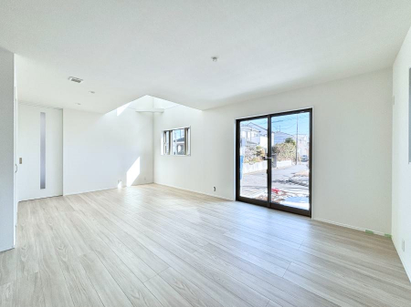 ���̑����ρ@�����`Living�`�@�L���ȗz�������̏ꏊ���Ƃ炵�����B�����邱�̋�Ԃ݂͂�Ȃ̏Ί炪�W���ꏊ�A����Y��A���邱�Ƃ̂Ȃ����킢���Ȃ���b���y���ގ��ԁA��������̎v�����Ԃ���ꏊ�B