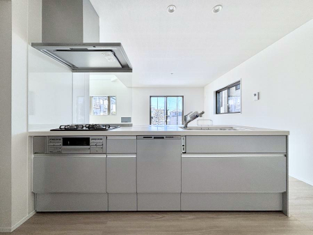 �L�b�`���@�����`Kitchen�`�@��b���e�ރ��r���O�A�������������Ȃ�L�b�`���B�Ƃ́A�������������ł͂Ȃ��A��炵��������A���K�ɂ���ꏊ�B�Ί�̖����A���炬�̓��X�̂��߂ɁA�ŐV�̐ݔ��E�d�l���̗p�B