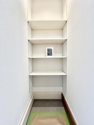 ���̑����ρ@�����`Shoes Cloak�`�@���։��ɃV���[�Y�C���N���[�N�t���A�J���O�֎Ԃ�u���Ă��]�T�̍L���@���R�������d�l�ʐ^  