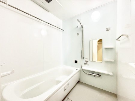 �����@������No.1���`Bath Room�`�@����L�΂��ē������邱�Ƃ��\�I����̔�������M�d�ȃo�X�^�C���ł��B���q�l�Ƃ��ꏏ�ł��\���ȍL���Ȃ̂ŁA���r���O�Ƃ͈�����Ƒ��c�R�̂ЂƎ������y���݂��������܂��B