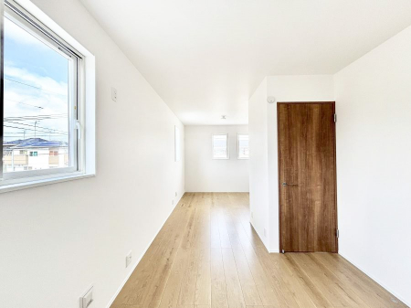 �q�������@������No.1���`Bed Room�`�@�q�������͂��q�l�ɂƂ��đ�Ϗd�Ȗ���������܂��B�q����l�ŉ߂�����Ԃ�^���邱�ƂŁA�h���׋����Ԃ����R�Ƒ����܂����畔���̕Еt����|���Ȃǂ��������ƂɌq����܂��B