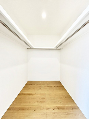 ���̑��@������No.1���`Walk-in Closet�`�@��������̗m���������Ă��V���ɂȂ�ɂ����E�H�[�N�C���N���[�[�b�g�B�m���ȊO�ɂ��A���i�g��Ȃ��Ɠd��X�[�c�P�[�X�A�X�g�b�N�i�Ȃǉ��ł��Еt����������Ԃł��B