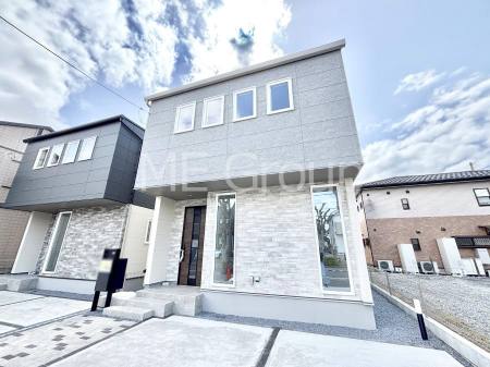 ���n�O�ώʐ^�@�O�ρ�No.1���`Exterior�`  �ՐÂȏZ��n�Ŏq��ĉƑ��Ƀs�b�^���B  �����̂��U�������K�ȗ΂Ɍb�܂ꂽ�G���A�ŁA���R�ɕ�܂ꂽ���₩�ȕ�炵���������邽�߂́A��Ƃ肠��Z���������Ă��܂��B