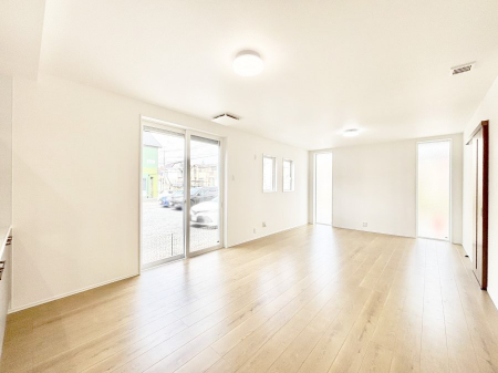 ���̑����ρ@������No.1���`Living�`�@�O���̗��Ȃ��V���v���ł�������LDK�B�傫�ȑ�������������������ނ̂Ŏ��������邭�A�Ƒ��̌e���̏�Ƃ��ăs�b�^���ł��B�J�����Ɠ�������̗ǂ��𐥔񂲗����������I