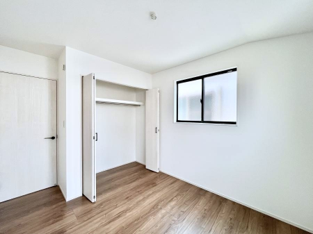 �q�������@�����`Bed Room�`�@�q�������͂��q�l�ɂƂ��đ�Ϗd�Ȗ���������܂��B�q����l�ŉ߂�����Ԃ�^���邱�ƂŁA�h���׋����Ԃ����R�Ƒ����܂����畔���̕Еt����|���Ȃǂ��������ƂɌq����܂��B