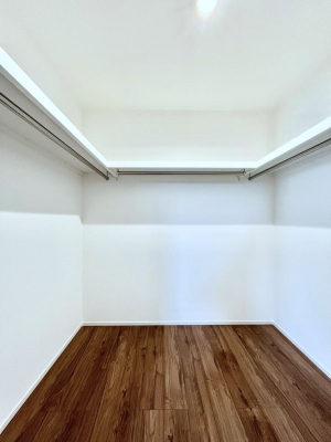 ���̑��@�����`Walk-in Closet�`�@�K�v�Ȃ��̂�R�[�f�B�l�[�g���ꗗ���Ċm�F�ł��A�g�x�x�⏀�����Z���ԂōςރE�H�[�N�C���N���[�[�b�g��ݒu���܂����B�Ƃ̒�����������Ƃ�����֗��Ȏ��[�X�y�[�X�ł��B