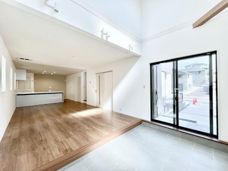 ���̑����ρ@�����`Living�`�@�O���̗��Ȃ��V���v���ł�������LDK�B�傫�ȑ�������������������ނ̂Ŏ��������邭�A�Ƒ��̌e���̏�Ƃ��ăs�b�^���ł��B�J�����Ɠ�������̗ǂ��𐥔񂲗����������I