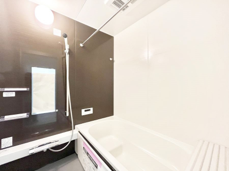 �����@�����`Bath Room�`�@�������������͋C�̗����Ŗ����Ɍ����ă��t���b�V���B���������@�\���t���Ă���̂ŗׂ̐���@�u����Ő􂢏オ�������󕨂��A�J�̓����V�C���C�ɂ������������邱�Ƃ��\�ł��B