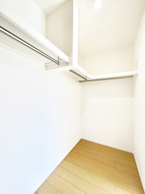 ���̑��@�����`Walk-in Closet�`�@�K�v�Ȃ��̂�R�[�f�B�l�[�g���ꗗ���Ċm�F�ł��A�g�x�x�⏀�����Z���ԂōςރE�H�[�N�C���N���[�[�b�g��ݒu���܂����B�Ƃ̒�����������Ƃ�����֗��Ȏ��[�X�y�[�X�ł��B