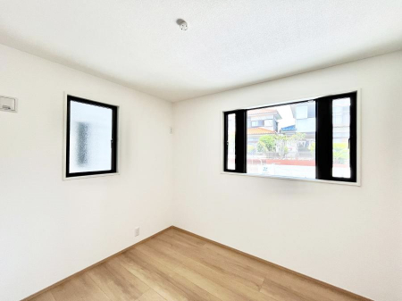 �q�������@�����`Bed Room�`�@�q�������͂��q�l�ɂƂ��đ�Ϗd�Ȗ���������܂��B�q����l�ŉ߂�����Ԃ�^���邱�ƂŁA�h���׋����Ԃ����R�Ƒ����܂����畔���̕Еt����|���Ȃǂ��������ƂɌq����܂��B