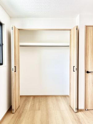 ���[�@�����`Closet�`�@�ǖʃN���[�[�b�g������΃^���X��u���K�v���Ȃ��A�o������̂Ȃ��X�b�L����Ԃ��ێ��ł��܂��B����ꂽ�X�y�[�X��L���Ɋ��p�ł������B�G�߂̈ߗނ��̕i�Ȃǂ����Ղ���[�o���܂��ˁ�