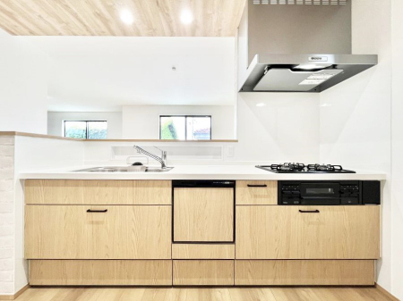 �L�b�`���@�����`Kitchen�`�@��b���e�ރ��r���O�A�������������Ȃ�L�b�`���B�Ƃ́A�������������ł͂Ȃ��A��炵��������A���K�ɂ���ꏊ�B�Ί�̖����A���炬�̓��X�̂��߂ɁA�ŐV�̐ݔ��E�d�l���̗p�B