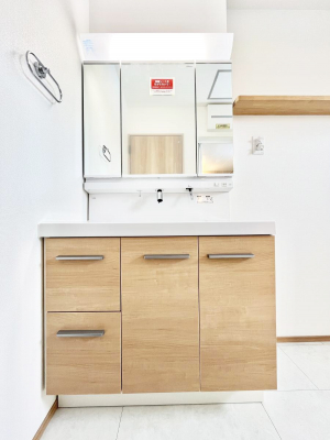 ���ʑ�E���ʏ��@�����`Dressing Room�`�@�\���ȑ傫���̐��ʑ�͎��[�����鎖�Ȃ���A�g�����Ȃ݃`�F�b�N�⎕�����ȂǁA���̍Q�����������Ԃł��z�e�����C�N�ȃX�y�[�X�ŗ]�T�Ƃ�Ƃ�������Ē����܂��B