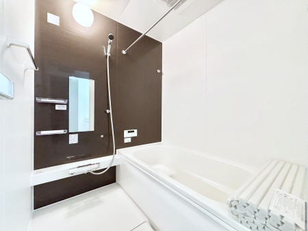 �����@������1�������`Bath Room�`�@����L�΂��ē������邱�Ƃ��\�I����̔�������M�d�ȃo�X�^�C���ł��B���q�l�Ƃ��ꏏ�ł��\���ȍL���Ȃ̂ŁA���r���O�Ƃ͈�����Ƒ��c�R�̂ЂƎ������y���݂��������܂��B