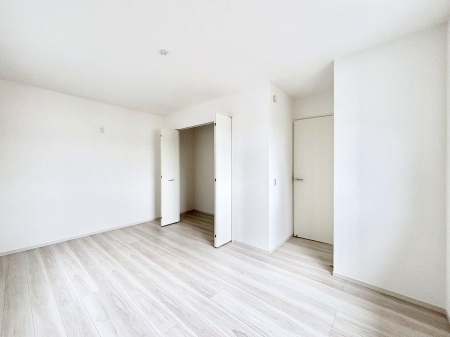 �Q���@������1�������`Bed Room�`�@�������������̂��ˌ��Ẵ����b�g�ł��B���Ƒ������������ƂŎ苷�Ɋ����Ă����Z�܂����ˌ��Ăł͊e�����v���C�o�V�[��ۂ��Ƃ��ł��܂��B
