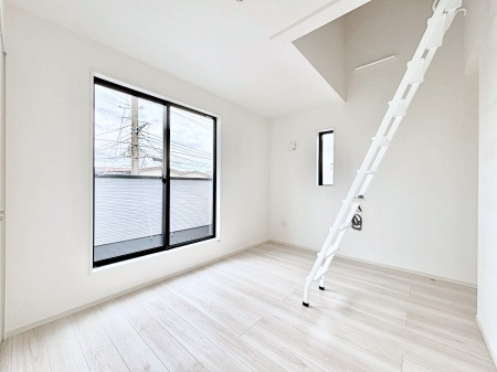 �q�������@������1�������`Bed Room�`�@�q�������͂��q�l�ɂƂ��đ�Ϗd�Ȗ���������܂��B�q����l�ŉ߂�����Ԃ�^���邱�ƂŁA�h���׋����Ԃ����R�Ƒ����܂����畔���̕Еt����|���Ȃǂ��������ƂɌq����܂��B