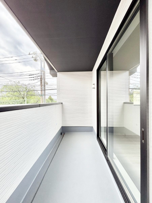 �o���R�j�[�@������1�������`Balcony�`�@�C���i�[�o���R�j�[�͐��󕨂������X�y�[�X�Ƃ��ċ}�ȉJ�Ő��󕨂��G��Ă��܂��̂�h���ł���܂����`�F�A�ł��낢����A�Ăɂ͎�����C�ɂ����r�j�[���v�[�����y���߂܂��ˁ�