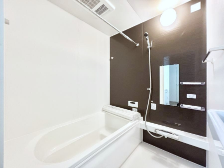 �����@������3�������`Bath Room�`�@����L�΂��ē������邱�Ƃ��\�I����̔�������M�d�ȃo�X�^�C���ł��B���q�l�Ƃ��ꏏ�ł��\���ȍL���Ȃ̂ŁA���r���O�Ƃ͈�����Ƒ��c�R�̂ЂƎ������y���݂��������܂��B